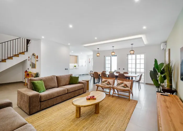 Mae Joana Pool&beach فيلة